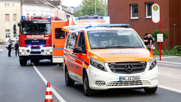 Notarzt, Rettungskräfte, Feuerwehr und Polizei stehen an der Bushaltestelle "Kiliansdom" und versorgen einen verletzten Mann.