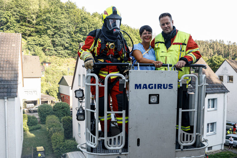 Einsatzkräfte der Feuerwehr Altena bei einer Übung am Steinwinkel.
