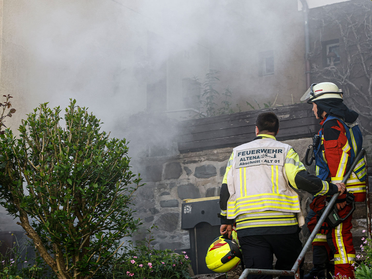 Einsatzkräfte der Feuerwehr Altena bei einer Übung am Steinwinkel.
