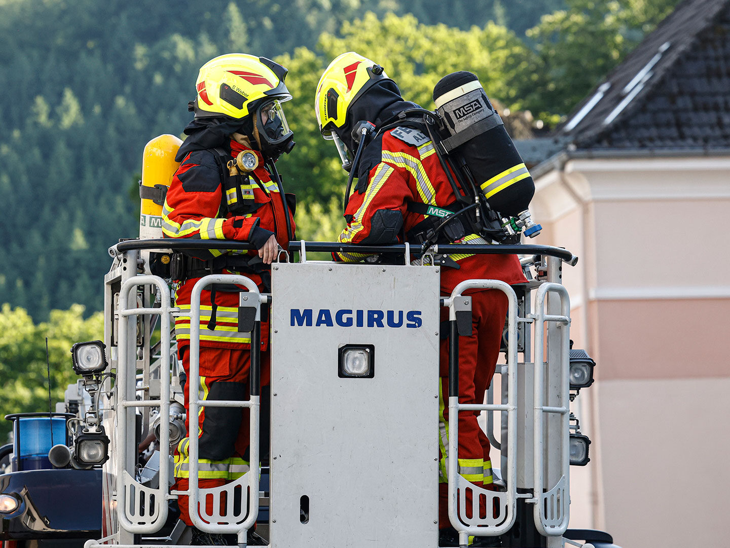 Einsatzkräfte der Feuerwehr Altena bei einer Übung am Steinwinkel.