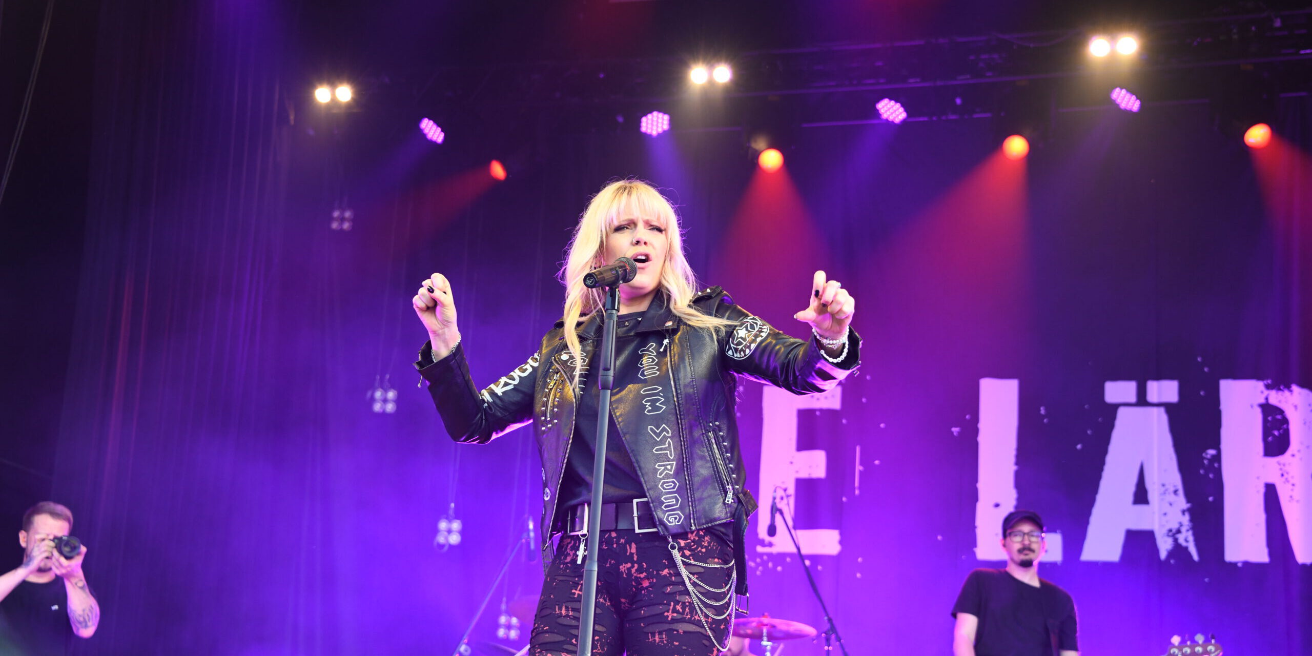 Das Konzert der Band „Die Lärmer“ im Sauerlandpark Hemer verspricht wieder eine große Open-Air-Party zu werden.
© Foto: Jana Haase Jini Meyer steht auf der Bühne des Sauerlandparks.