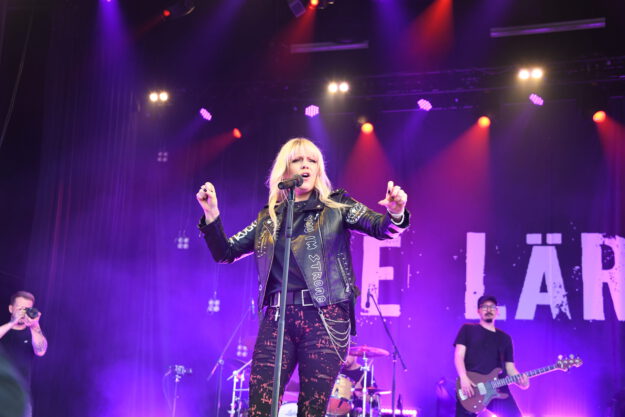 Jini Meyer steht auf der Bühne des Sauerlandparks.