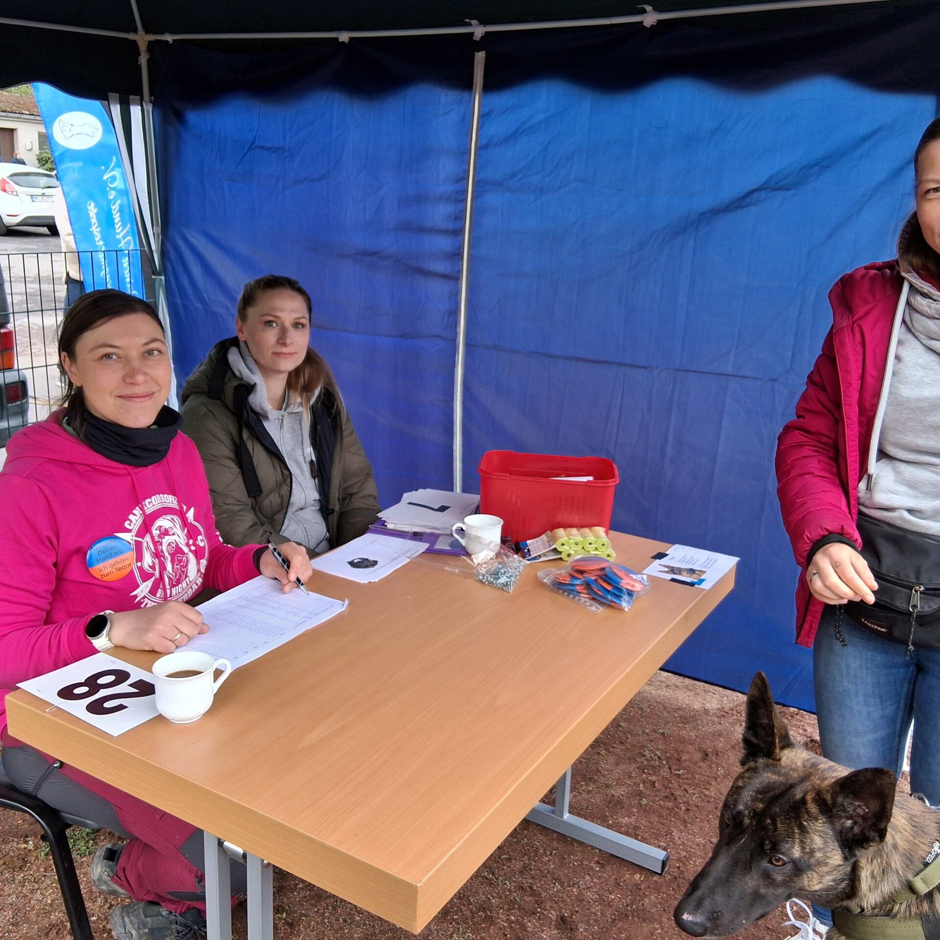 Eine Hundehalterin bei der Anmeldung zum Hunderennen.