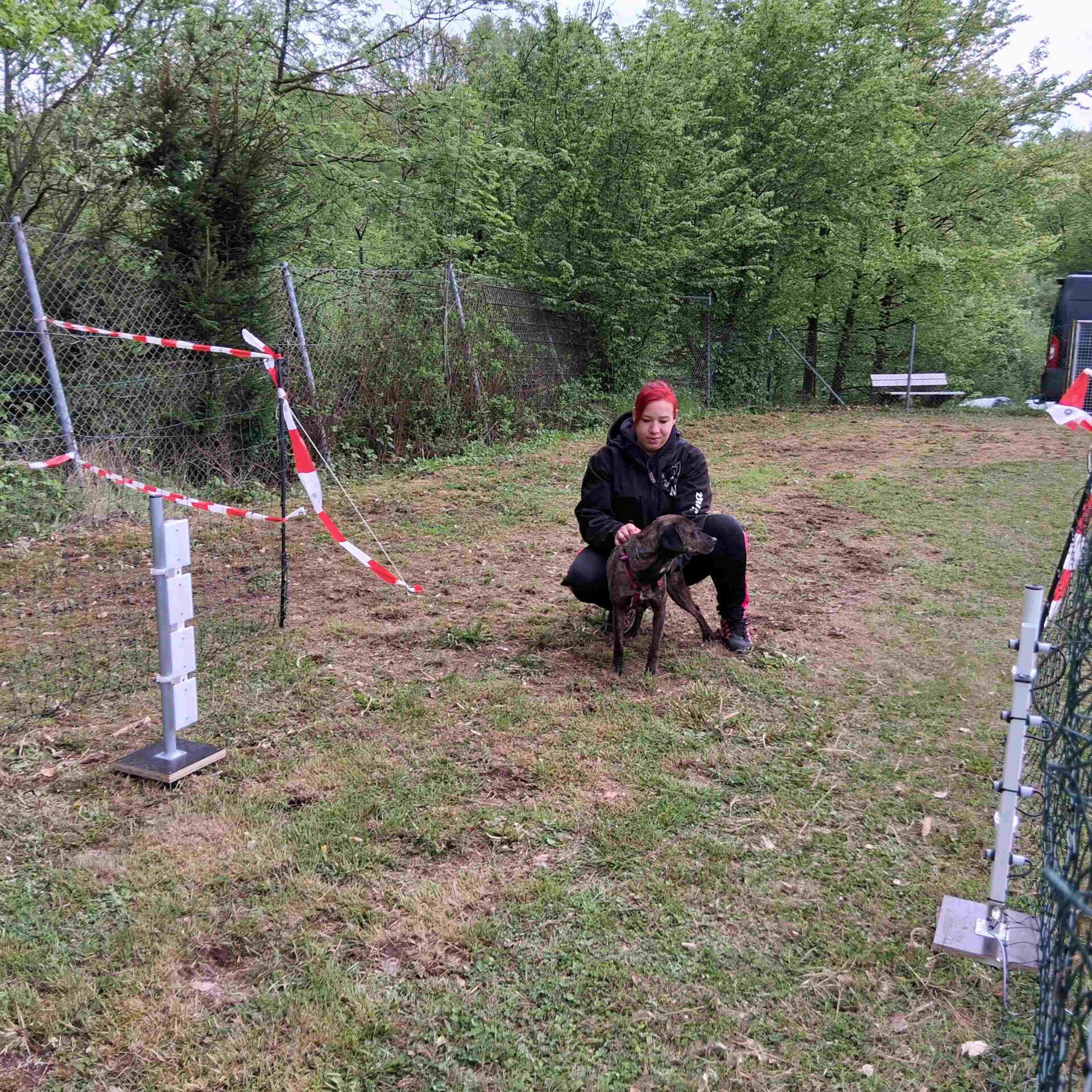 Eine Hundehalterin vor dem Start mit ihrem Hund.