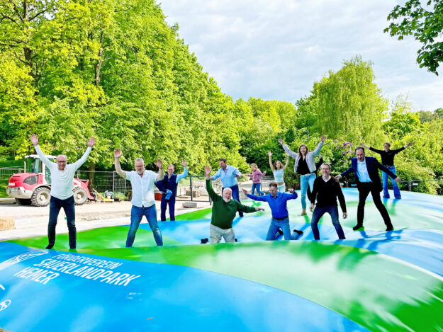 Foto: Carmen Ahlers Erwachsene hüpfen auf einem großen Hüpfkissen.