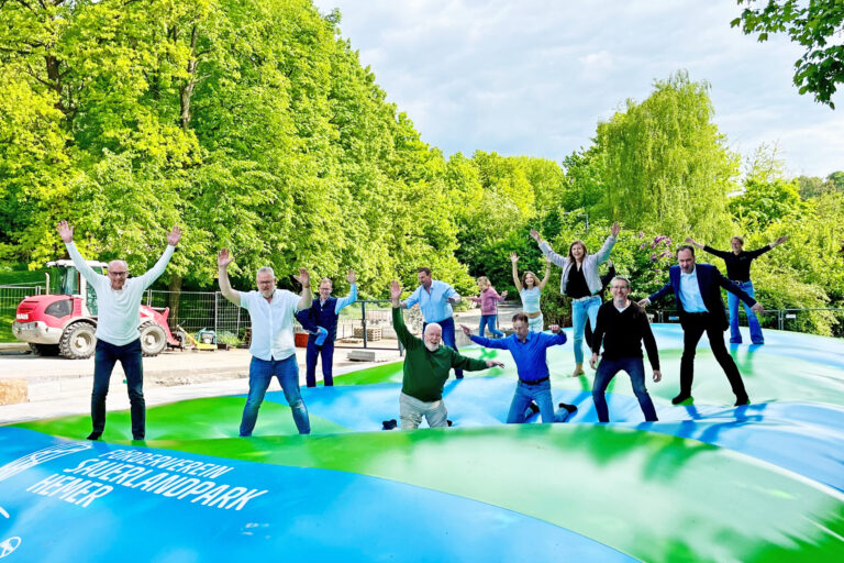 Foto: Carmen Ahlers Erwachsene hüpfen auf einem großen Hüpfkissen.