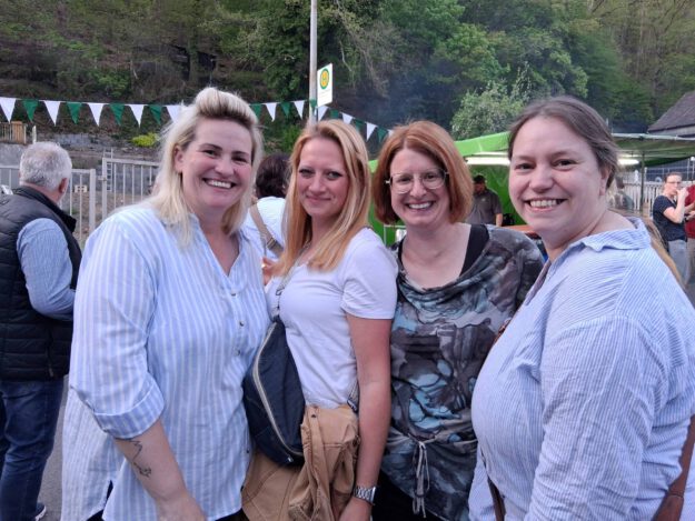 Foto: Ilka Kremer Eine Gruppe Menschen feiert "Tanz in den Mai" in Altena.