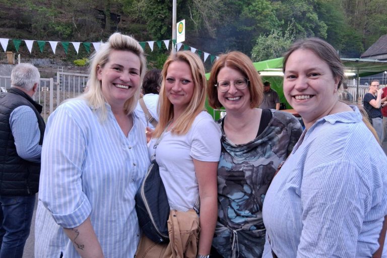 Eine Gruppe Menschen feiert "Tanz in den Mai" in Altena.