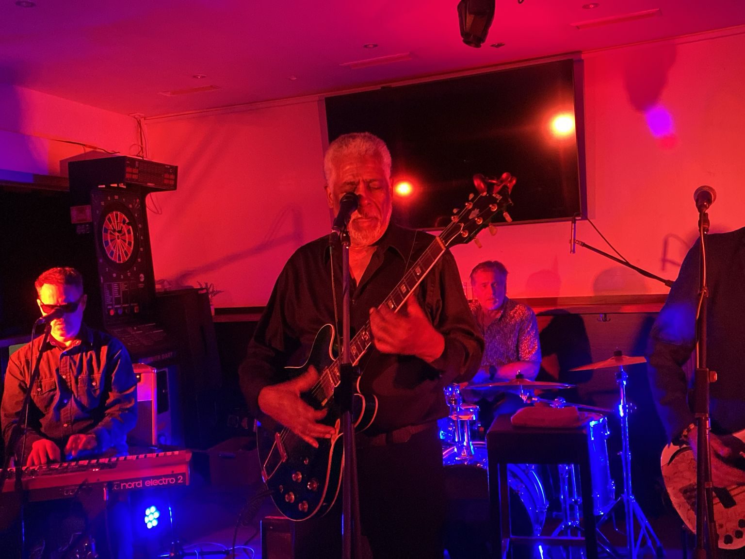 Eine Gruppe Menschen feiert "Tanz in den Mai" in Altena.