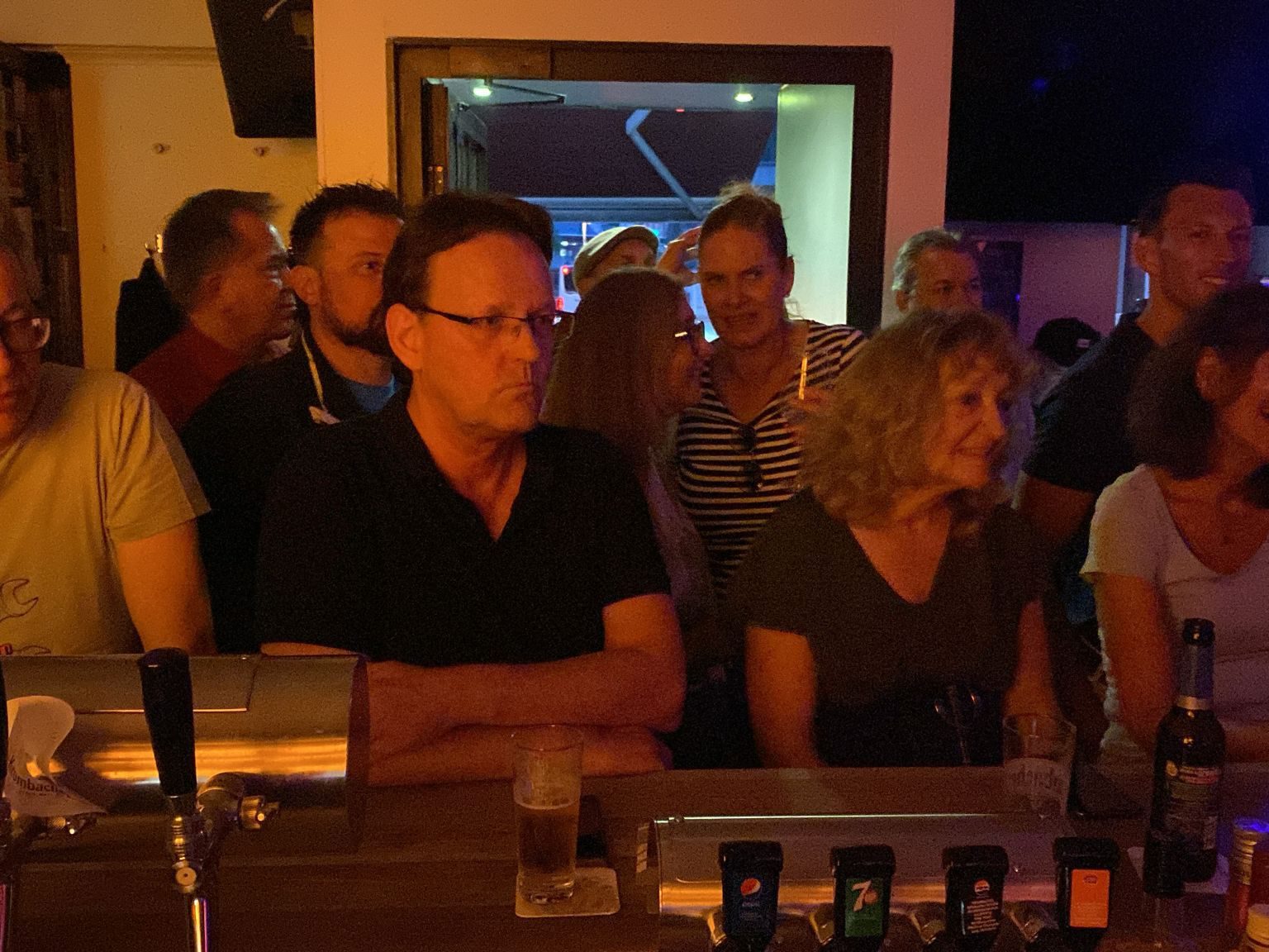 Eine Gruppe Menschen feiert "Tanz in den Mai" in Altena.