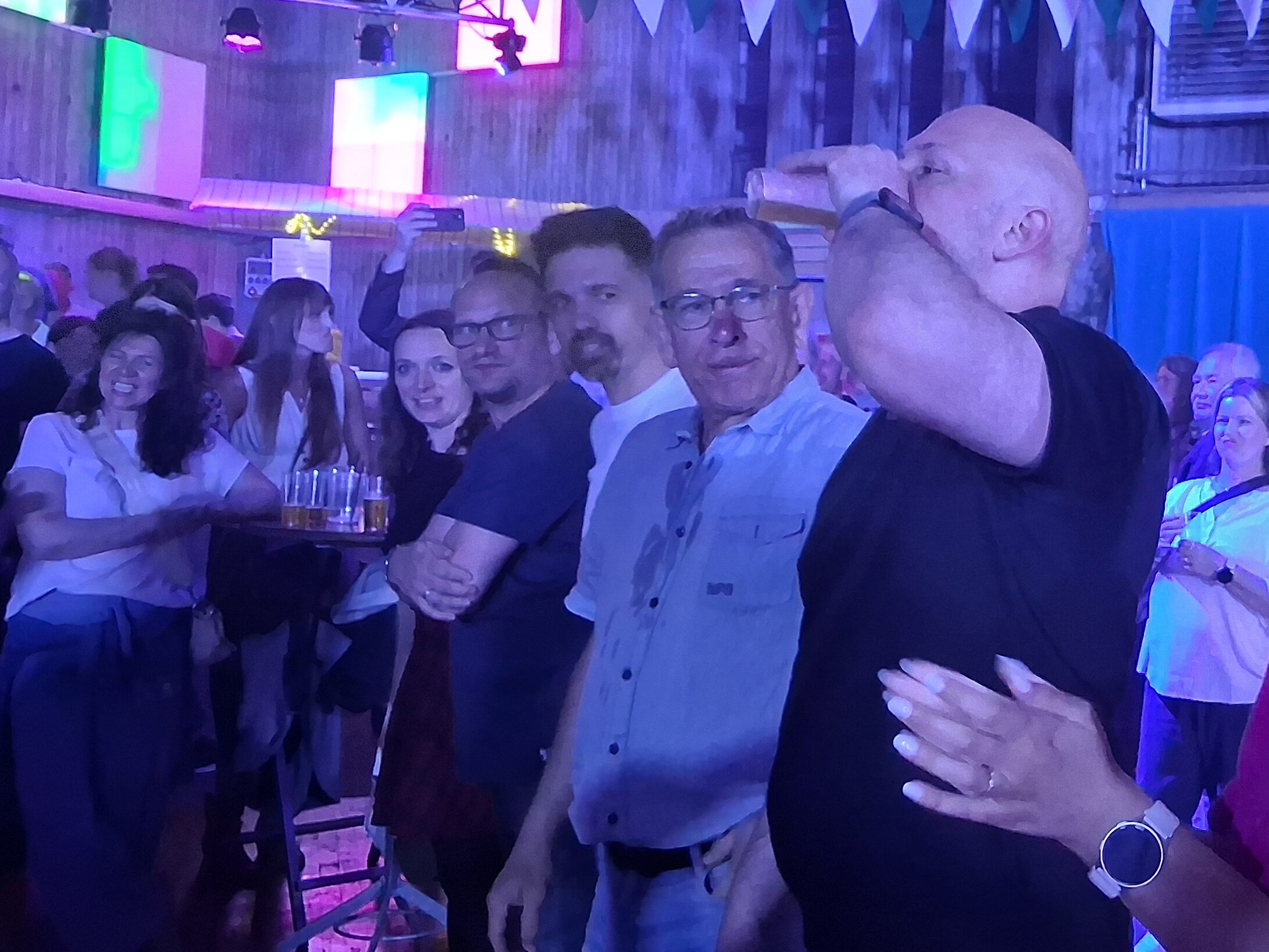 Eine Gruppe Menschen feiert "Tanz in den Mai" in Altena.