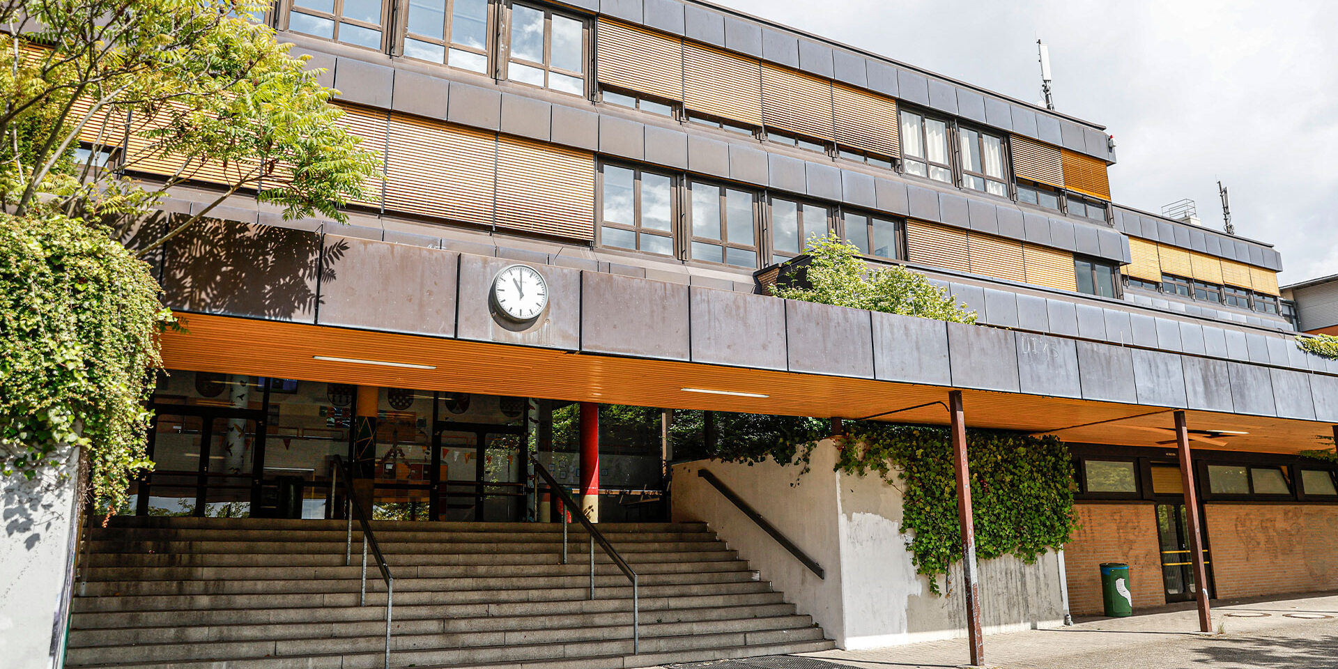 Treppenstufen vor dem Haupteingang der Hauptschule in Letmathe.