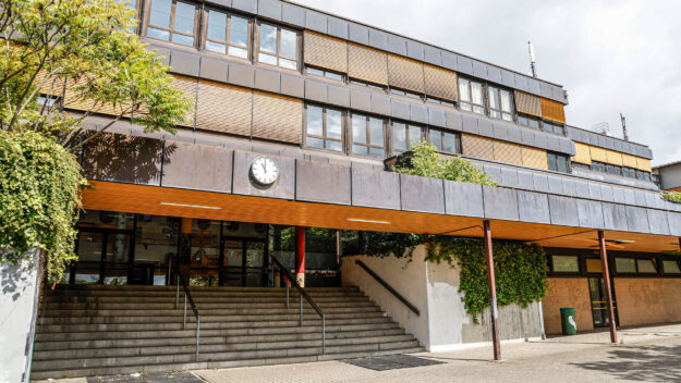 Foto: Dennis Echtermann Treppenstufen vor dem Haupteingang der Hauptschule in Letmathe.