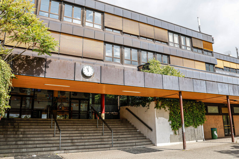 Treppenstufen vor dem Haupteingang der Hauptschule in Letmathe.