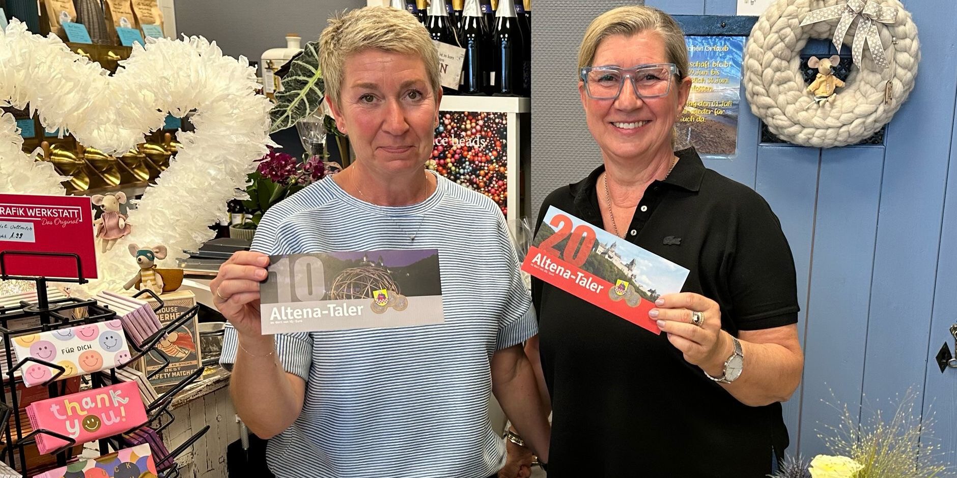 Anja Schiffmann und Susanne Loewen präsentieren den Altena-Taler.