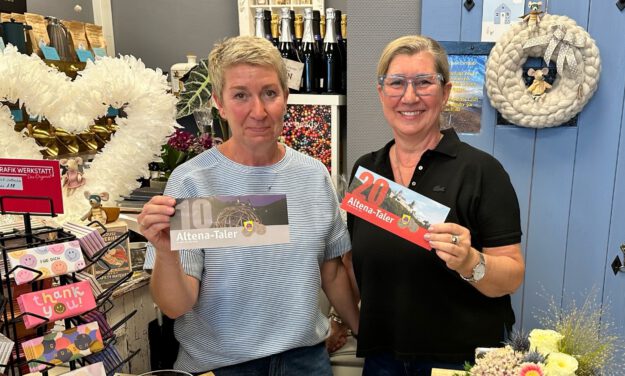 Foto: Stadtmarketing Altena Anja Schiffmann und Susanne Loewen präsentieren den Altena-Taler.