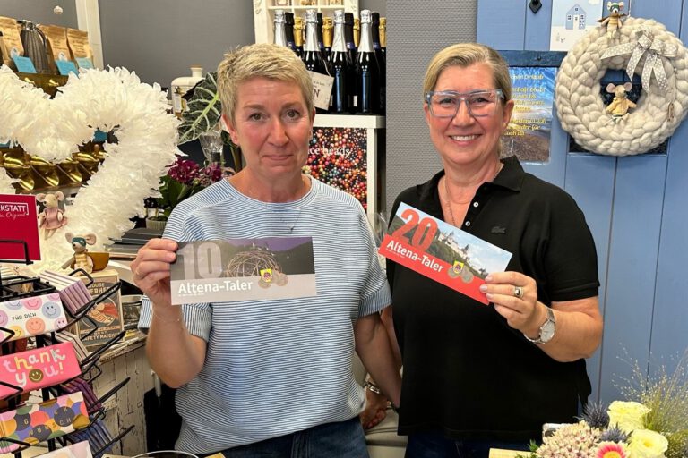 Anja Schiffmann und Susanne Loewen präsentieren den Altena-Taler.