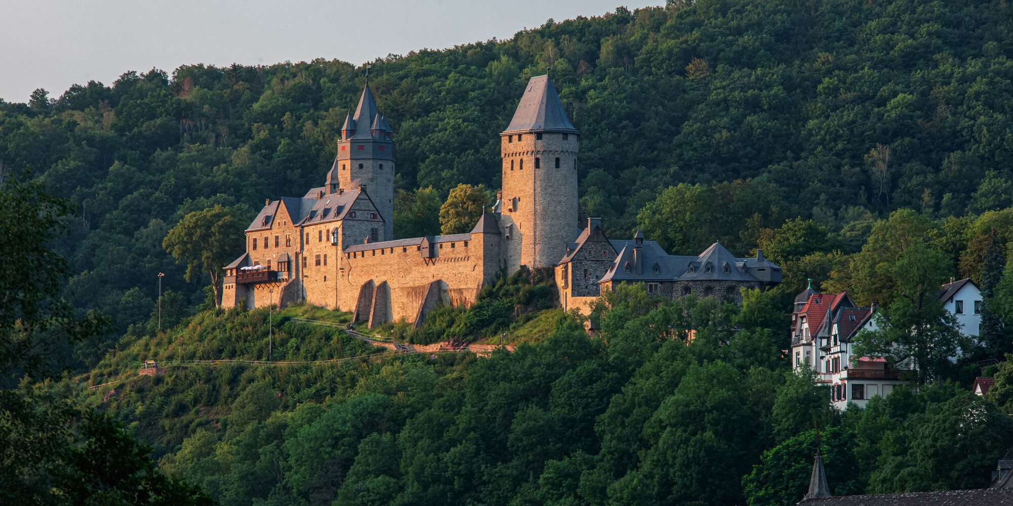 Die Burg Altena an einem Sommertag.