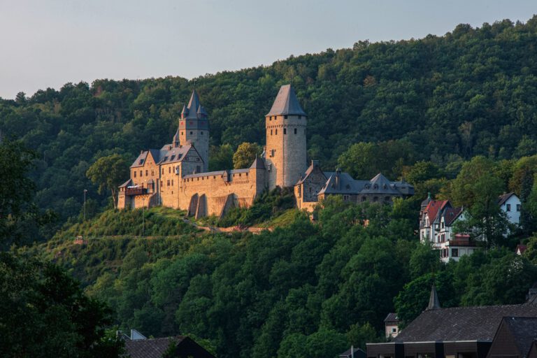 Foto: Andreas Weber/MärkischeFotografen Die Burg Altena an einem Sommertag.