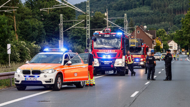 Foto: Dennis Echtermann Einsatzfahrzeuge von Rettungsdienst und Feuerwehr stehen mit Blaulicht an einer Straße.