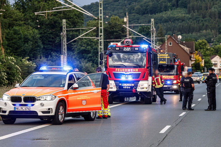 Foto: Dennis Echtermann Einsatzfahrzeuge von Rettungsdienst und Feuerwehr stehen mit Blaulicht an einer Straße.