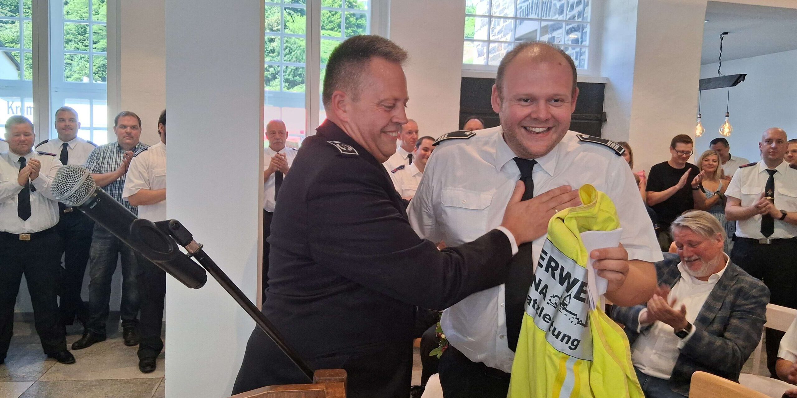 Alexander Grass übergibt seine Einsatzweste an Kai Spelsberg.