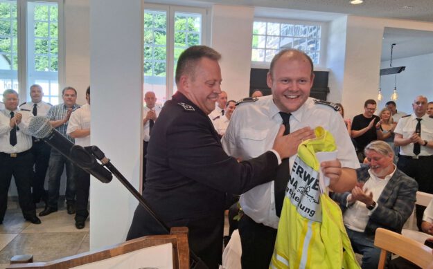 Foto: Ilka Kremer Alexander Grass übergibt seine Einsatzweste an Kai Spelsberg.