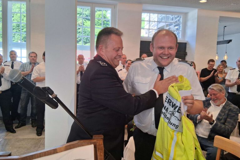 Alexander Grass übergibt seine Einsatzweste an Kai Spelsberg.