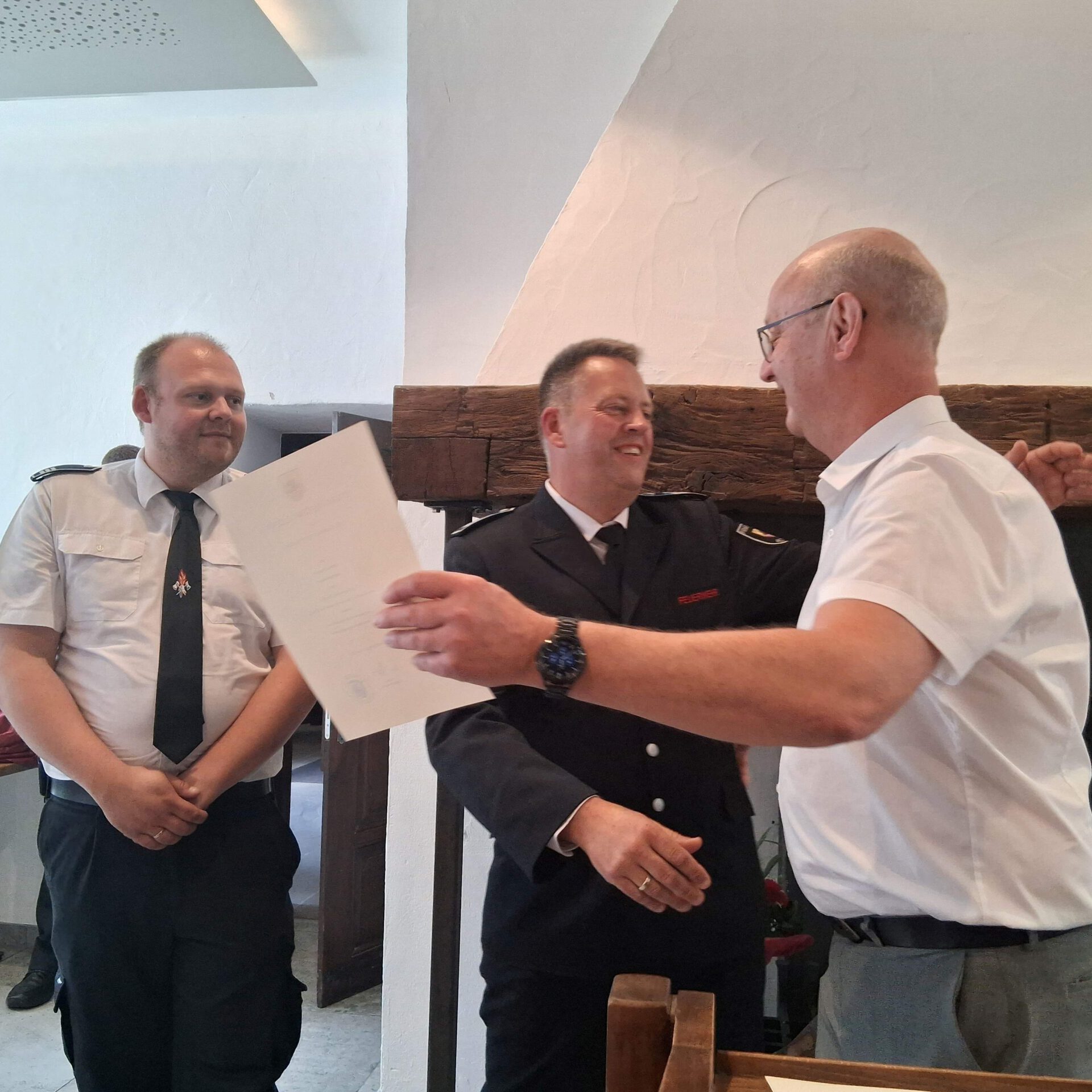 Urkundenübergabe durch den Bürgermeister.