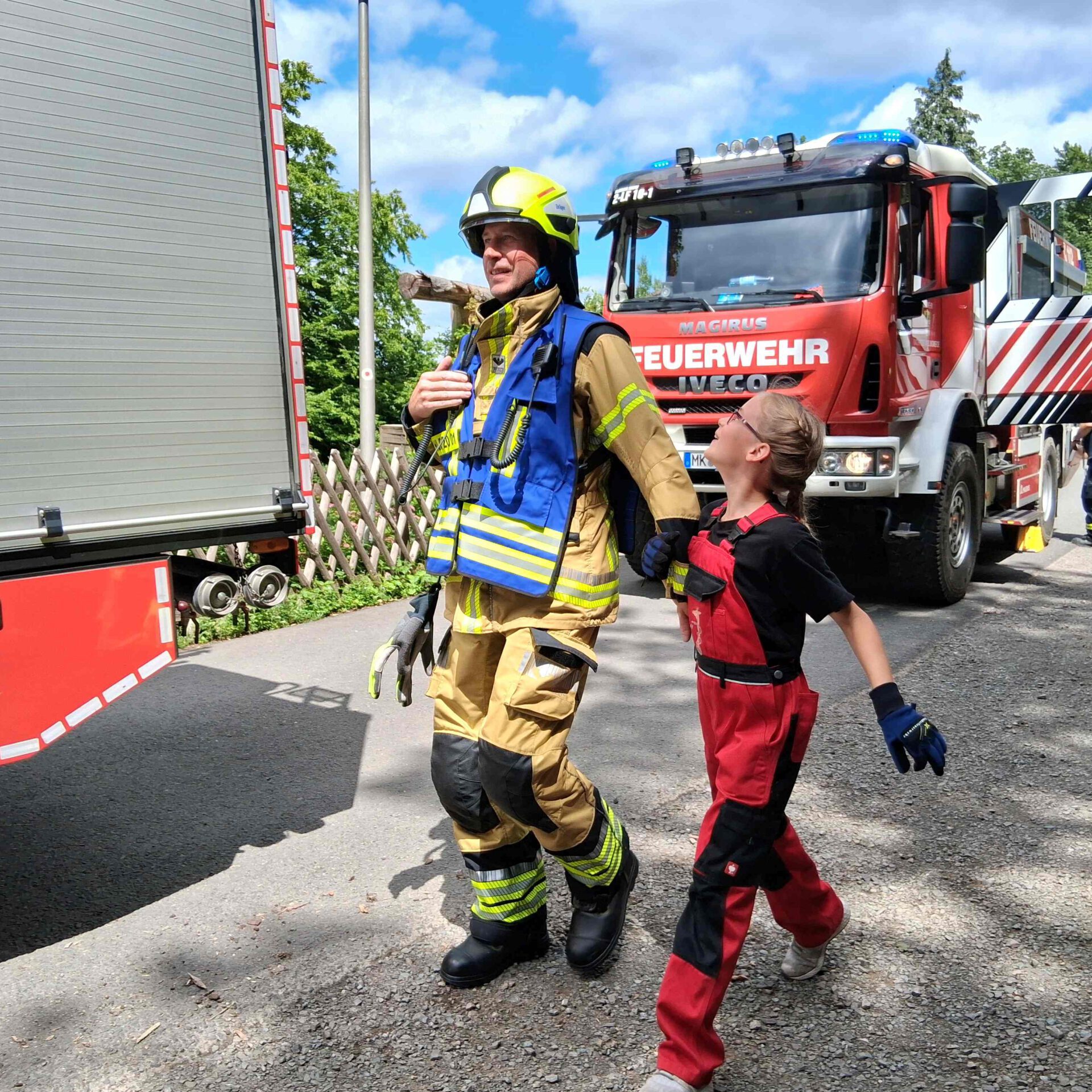 Feuerwehrmann und feuerwehrmädchen bilden ein Team.