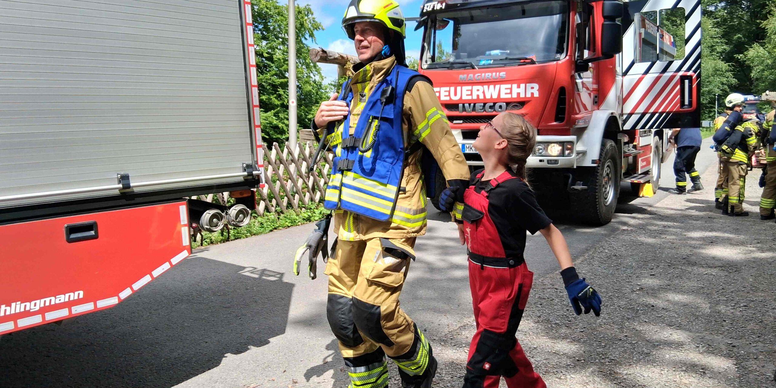 Feuerwehrmann und feuerwehrmädchen bilden ein Team.