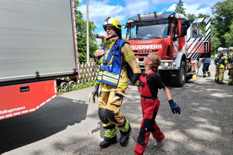 Feuerwehrmann und feuerwehrmädchen bilden ein Team.