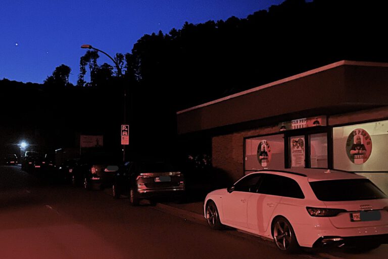Foto: Carsten Menzel Ein Straßenzug liegt im Dunkel der Nacht. Nur rechts vorne im Bild lässt sich ein weißes Auto durch das Licht einer Schaufensterbeleuchtung erkennen.