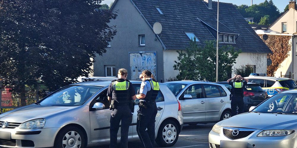 Polizisten kontrollieren Autofahrer.