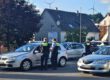 Polizisten kontrollieren Autofahrer.