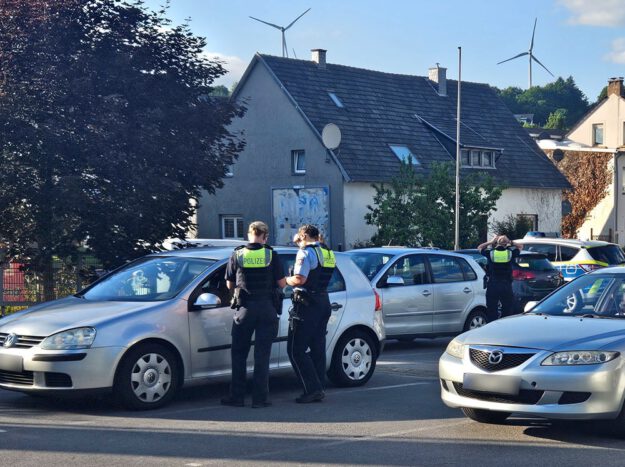 Polizisten kontrollieren Autofahrer.