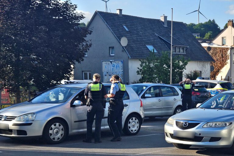 Polizisten kontrollieren Autofahrer.