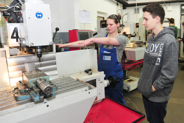 Foto: Märkischer Kreis Jugendliche schnuppern in die Arbeitswelt.