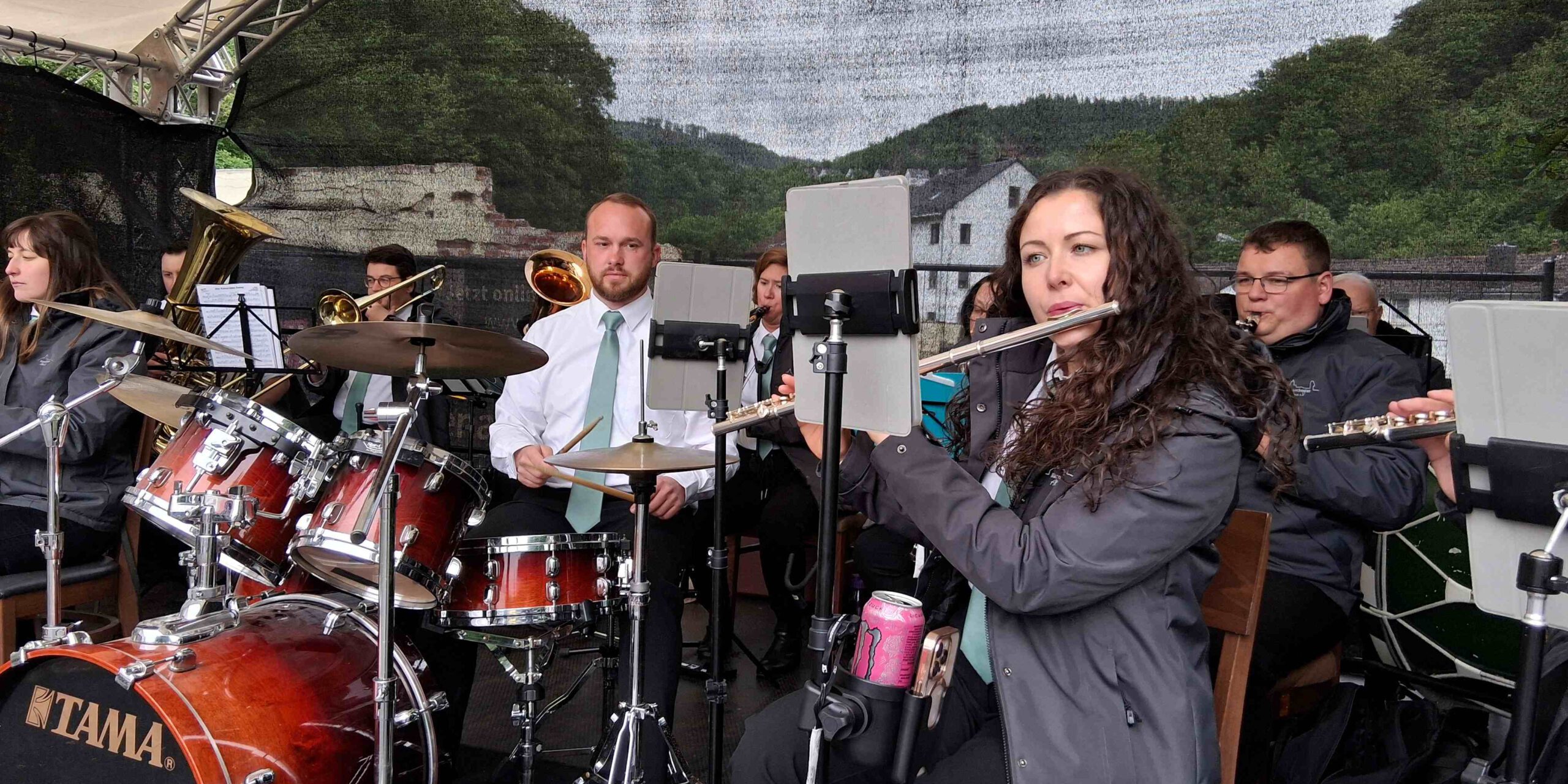 Blasorchester Altena tritt auf.
