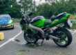 Ein grünes Motorrad nach einem Unfall.