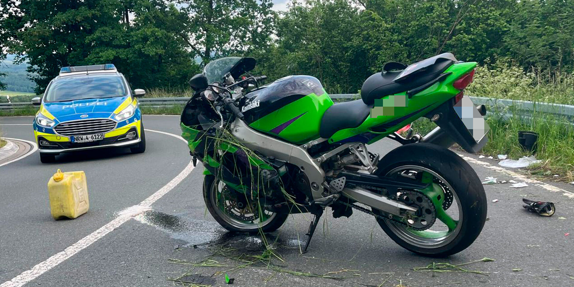 Ein grünes Motorrad nach einem Unfall.