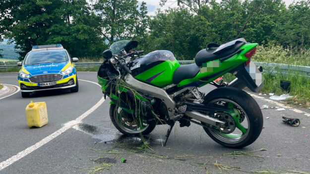 Foto: Carsten Menzel Ein grünes Motorrad nach einem Unfall.