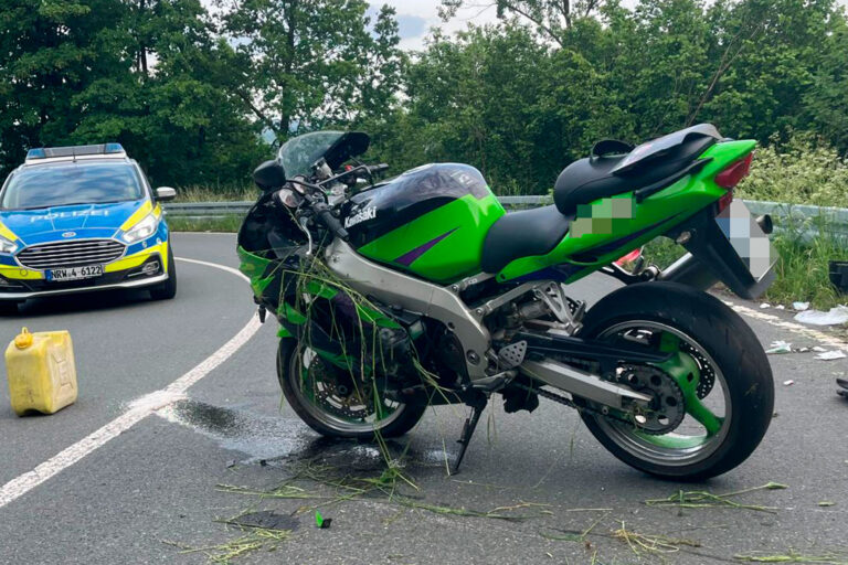 Ein grünes Motorrad nach einem Unfall.