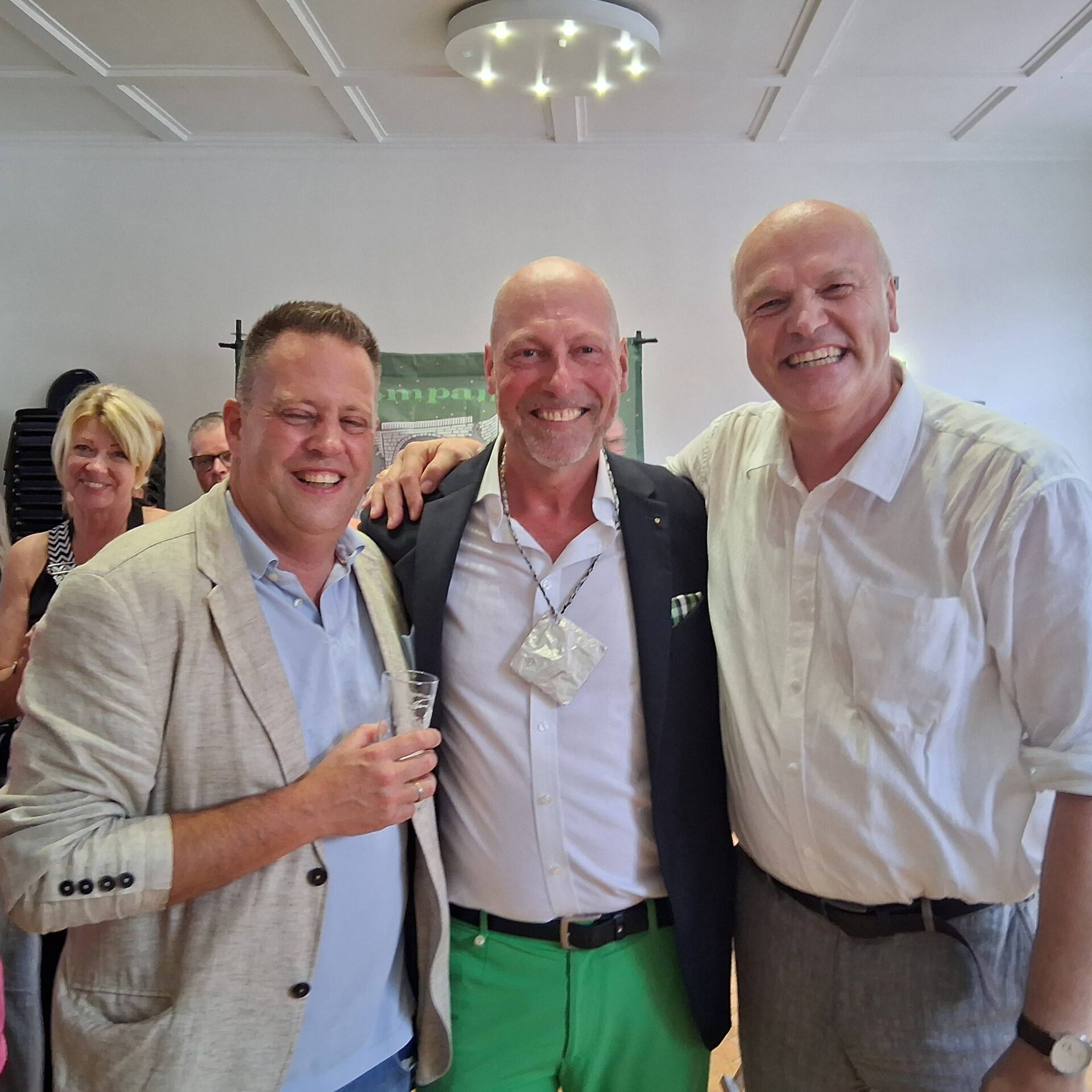 Drei Männer lachen.