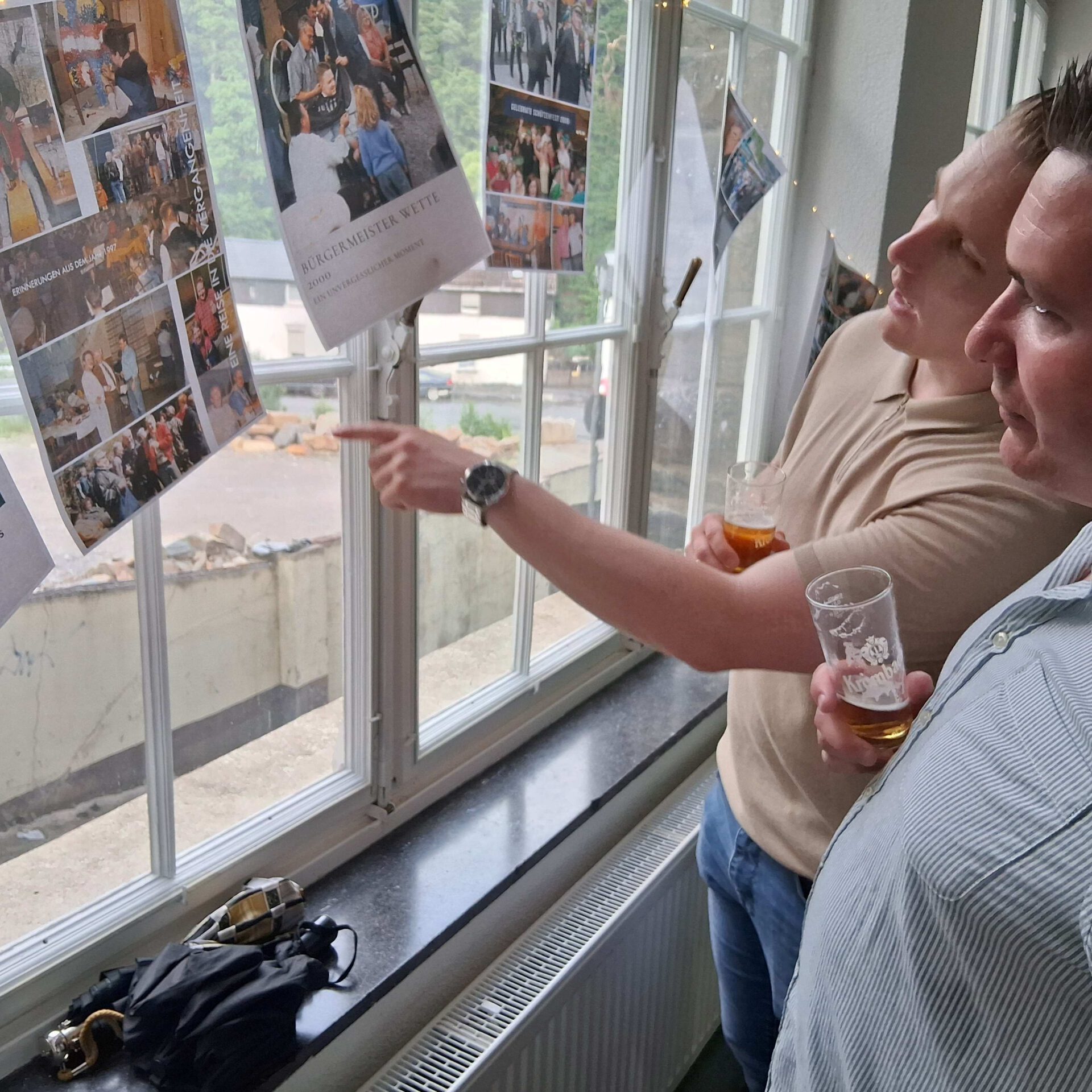 Zwei Männer schwelgen in Erinnerungen.