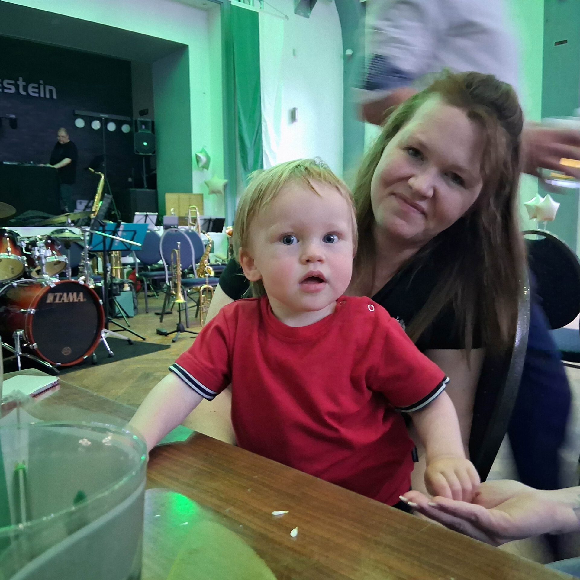 Kleiner Junge auf dem Schoß seiner Mutter.