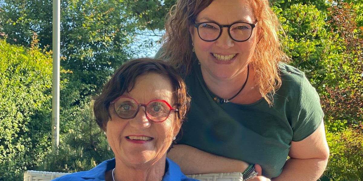 Rita Rüth und Yvonne Slejfur lächeln