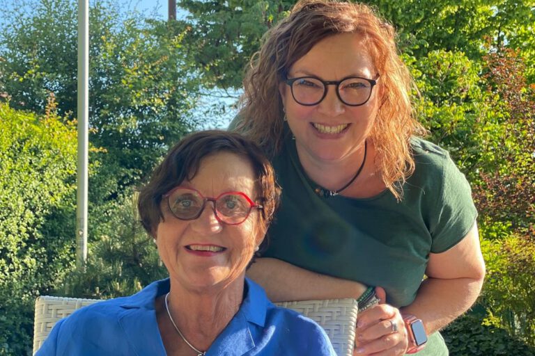 Foto: Slejfir Rita Rüth und Yvonne Slejfur lächeln