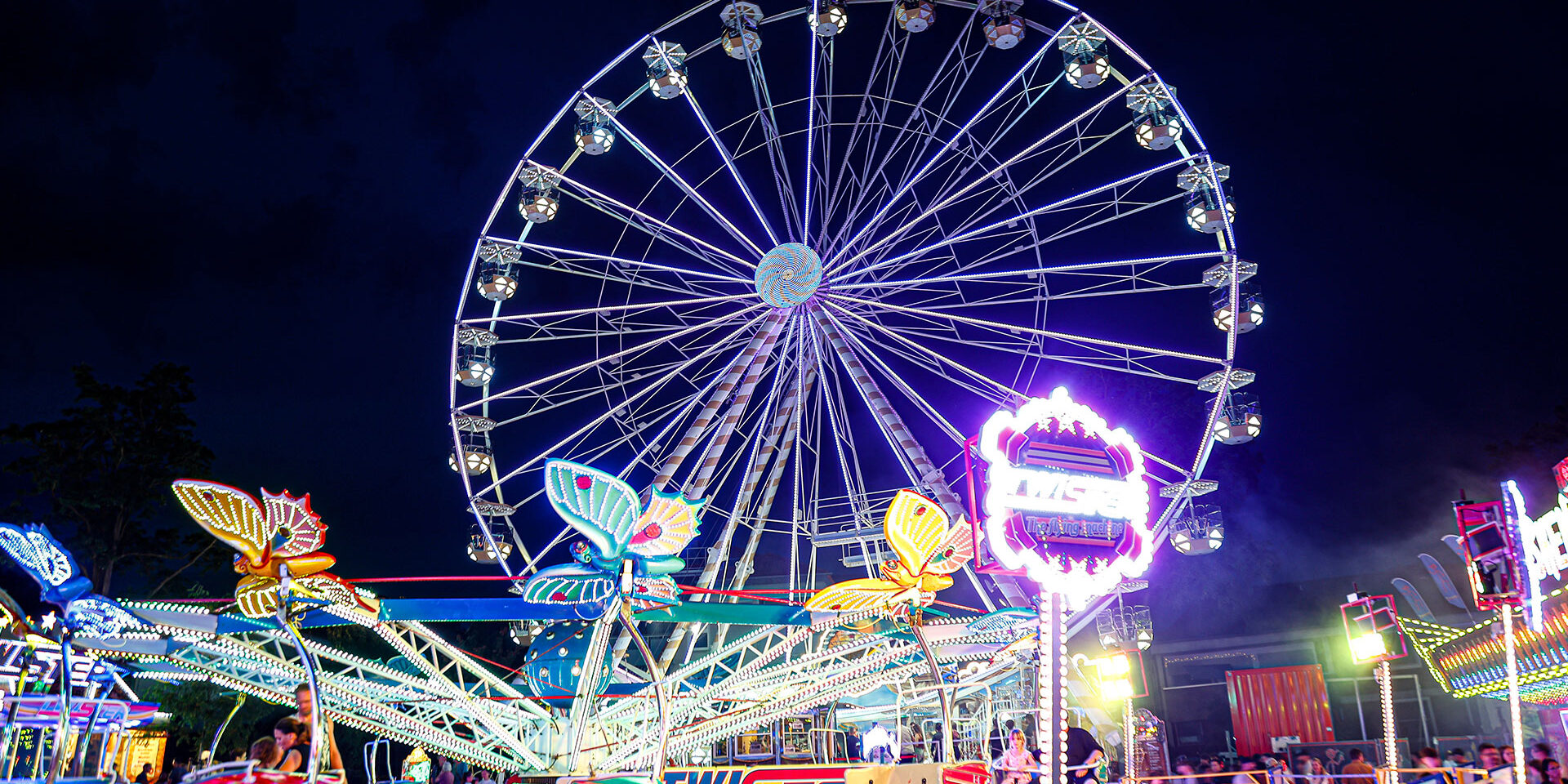 Die Kiliankirmes in Letmathe strahlt bei Nacht.