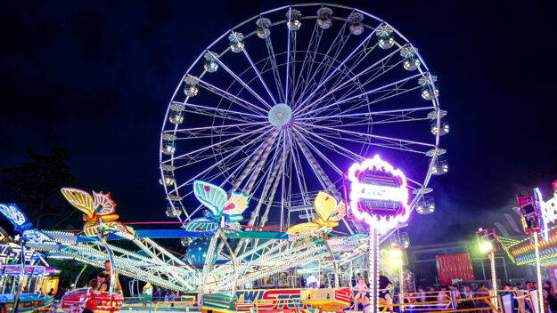 Die Kiliankirmes in Letmathe strahlt bei Nacht.